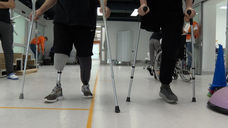 Історія порятунку і зустріч у лікарні прикордонників, які втратили на війні ноги