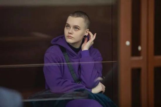 У Росії судять мешканку Маріуполя, яку вважали “родичкою Навального”: у чому звинувачують дівчину