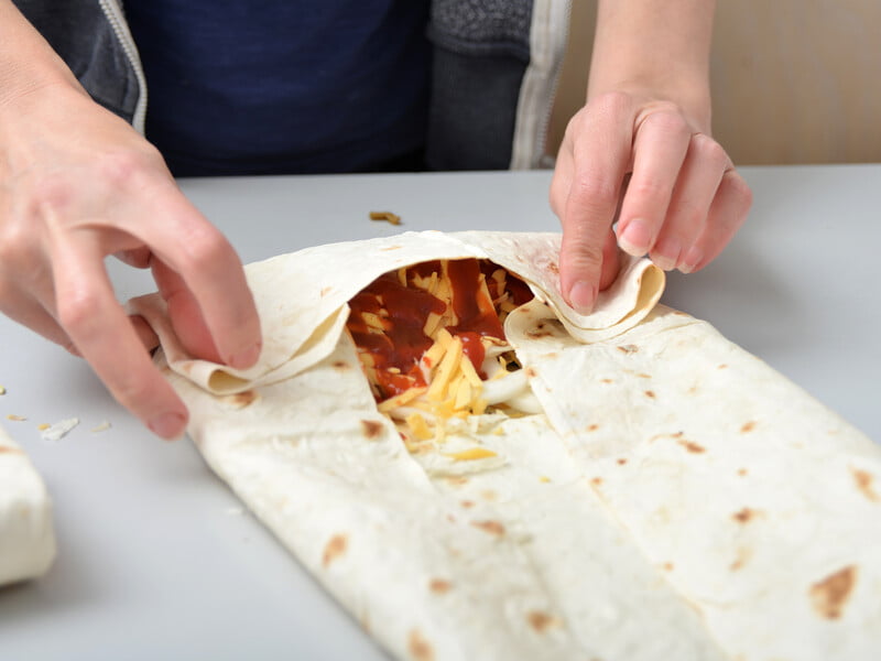 "Він прикольний у будь-якій формі". Клопотенко показав, як приготувати борщ у лаваші. Відео "Він прикольний у будь-якій формі". Клопотенко показав, як приготувати борщ у лаваші. Відео