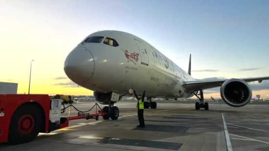 Вперше літак здійснить трансатлантичний політ на екологічно чистому паливі: чим його за заправили