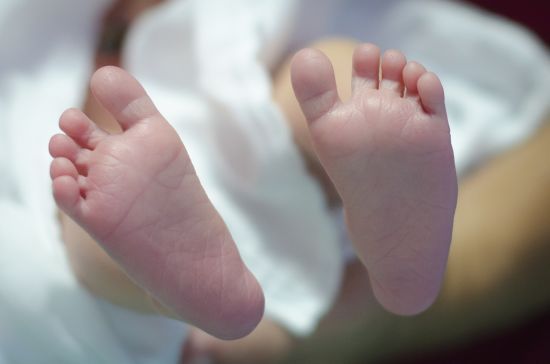 У Польщі 19-річна дівчина знайшла у лісі немовля: історія отримала несподіване продовження 