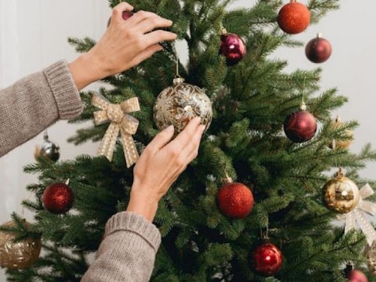 Коли прикрашати новорічну ялинку 2024 року: місця  де її краще не ставити
