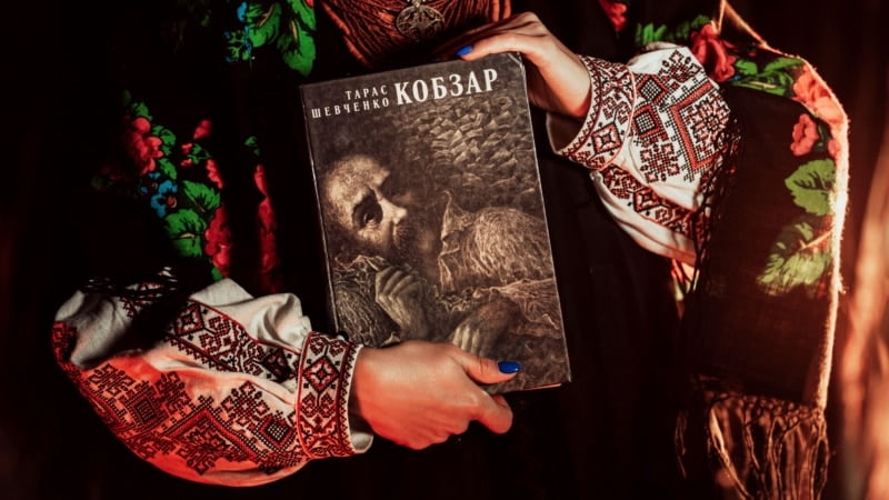 Кидали у вогонь «Кобзар». Окупанти знищують українську літературу на захопленій території