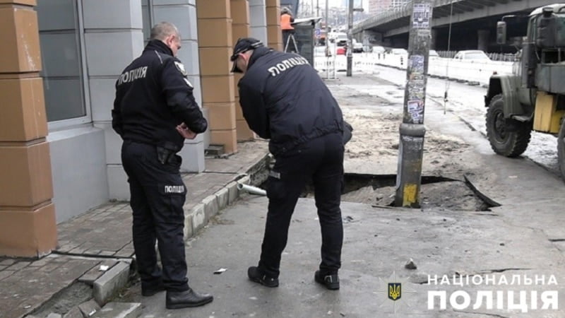 Правоохоронці оглядають місце просідання ґрунту над тунелем метро в Києві Правоохоронці оглядають місце просідання ґрунту над тунелем метро в Києві