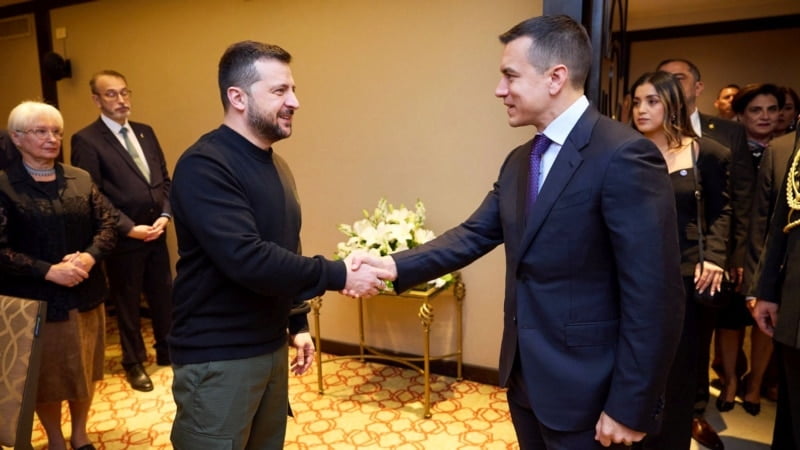 Зеленський в Аргентині зустрівся з президентами Еквадору, Уругваю та Парагваю Зеленський в Аргентині зустрівся з президентами Еквадору, Уругваю та Парагваю