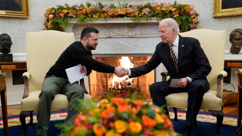 Байден на зустрічі з Зеленським: Конгрес не повинен зробити Путіну «найбільший різдвяний подарунок»