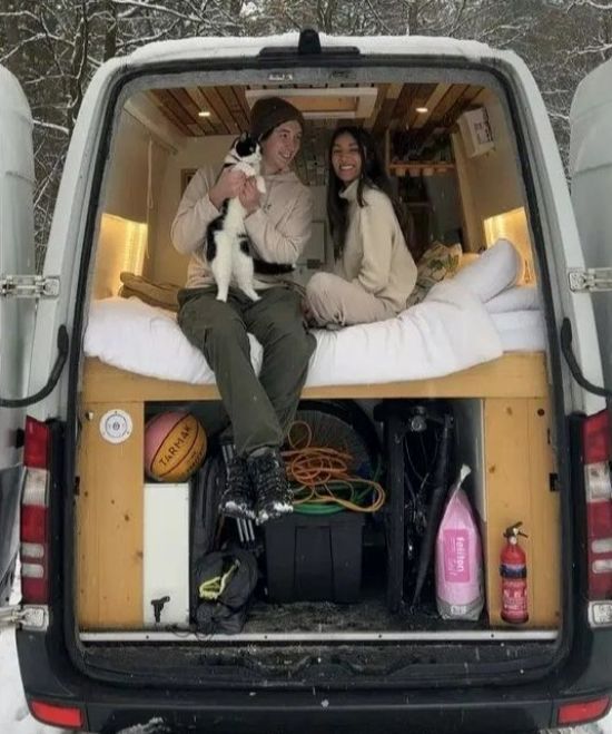 Із висувним туалетом і гойдалкою: молода пара перетворила старий фургон на будинок (відео)