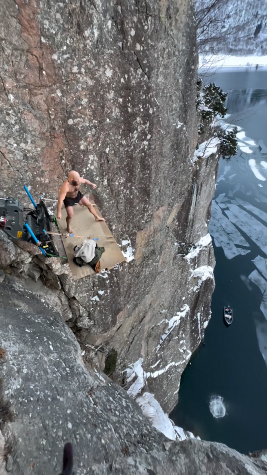 "Стрибок смерті": чоловік пірнув у крижану воду з понад 40 м і побив світовий рекорд – відео