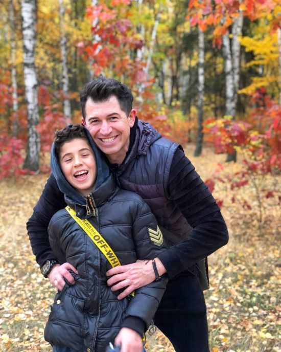 Андрію Джеджулі дорікнули, що він під час війни повертає дітей до України: 15-річний син відповів