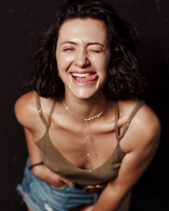 Дружина Сергія Бабкіна насмішила кумедним відео, як у купальнику лягає в сніг та попиває коктейль