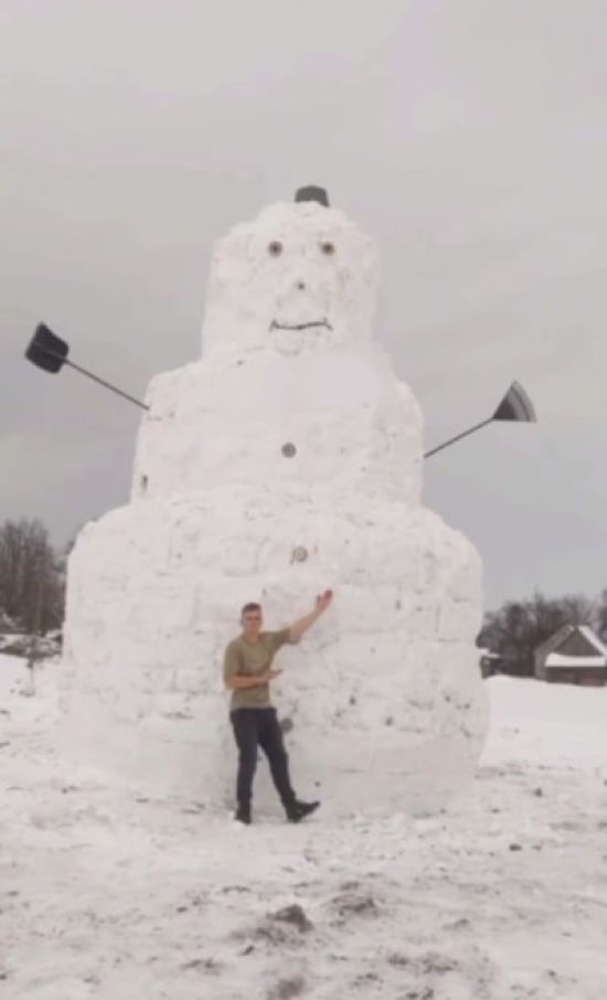 Понад 6 метрів: на Волині "виріс" сніговик-рекордсмен (відео)