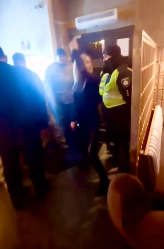 У Полтаві ТЦК провели рейд в одному з ресторанів – їх зустріли пристрасними танцями (відео)