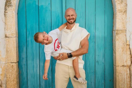 Влад Яма з дружиною в оточенні пальм і басейну привітали свого сина з 8-річчям