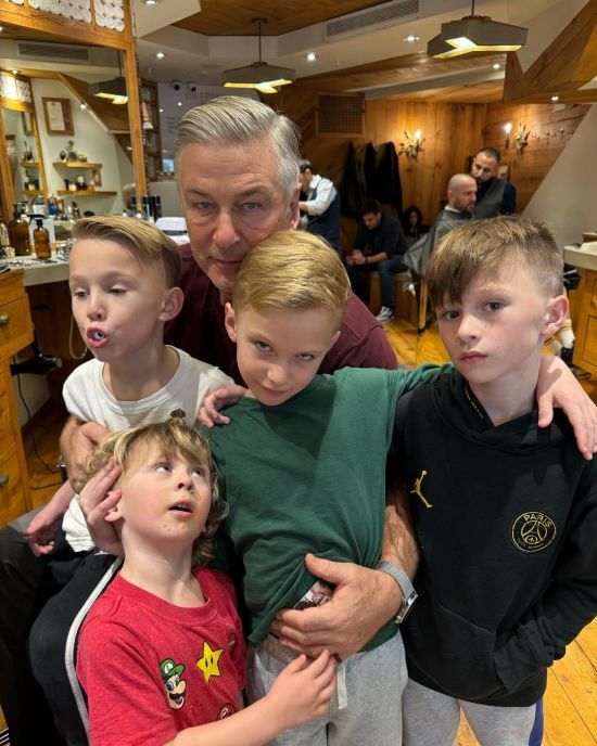 Алек Болдвін замилував кадрами з чотирма синами й показав, як зводив їх до барбершопу