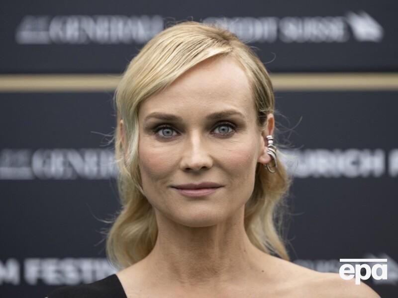 "Ідеальне поєднання тотальної елегантності". Діане Крюгер знялася в капелюсі-косинці від українського дизайнера Багінського