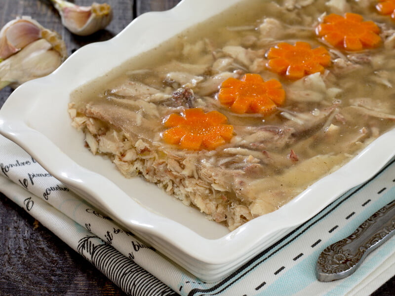 "Він не має кипіти, інакше буде мутний. Він має тремтіти". П'ять лайфхаків, як приготувати прозорий і смачний холодець