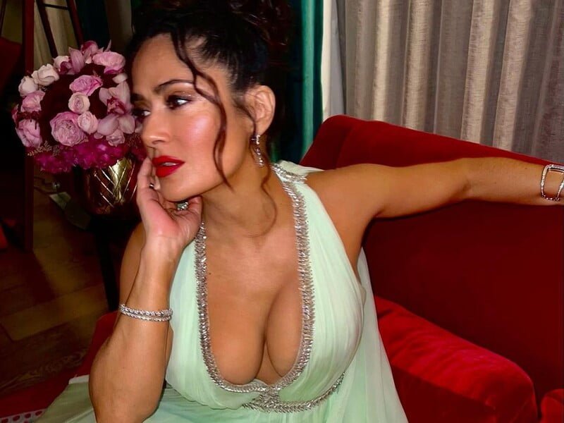 57-річна Гаєк показала фігуру в бікіні на повний зріст