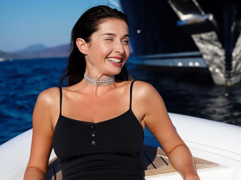 Ексдружина Ярославського в Лондоні влаштувала фотосесію в декольтованій сукні. Фото