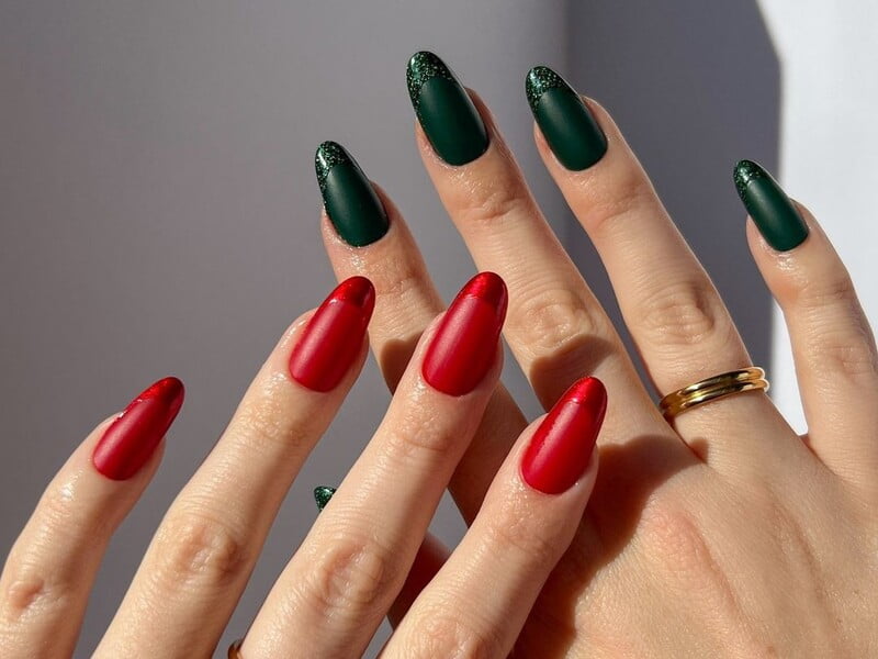 Майстриня манікюру показала 12 кольорів лаку для зимових свят