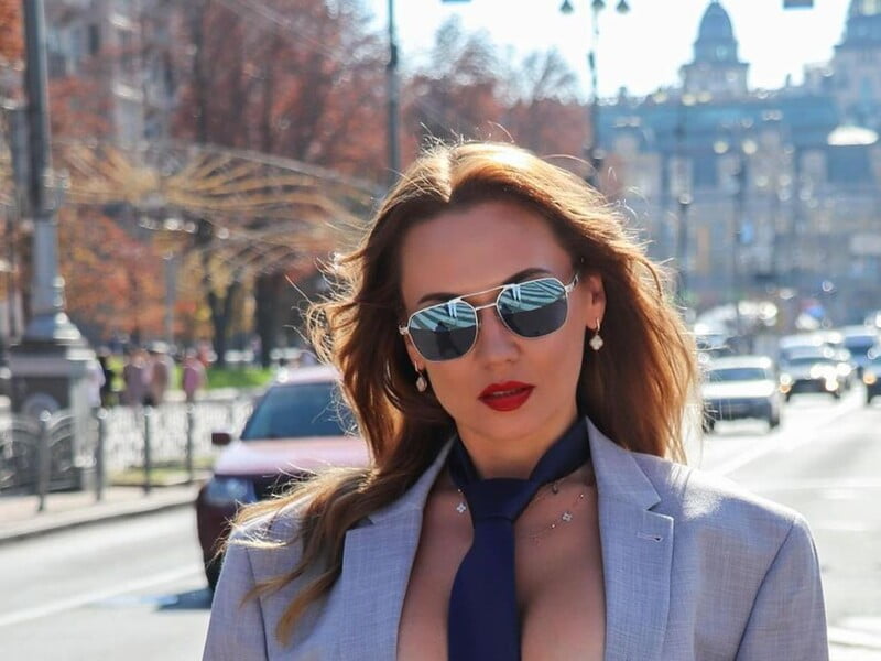 Дружина нардепа від "Слуги народу" зізналася, що в минулому надавала послуги, працюючи у службі "секс по телефону"