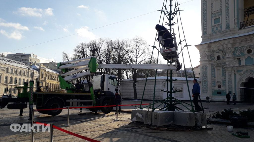 Буде 12 метрів заввишки: на Софіївській площі встановлюють головну ялинку країни