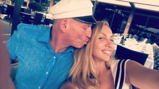 Оля Полякова на тлі заміського маєтку показала рідкісні кадри зі своїм 60-річним чоловіком