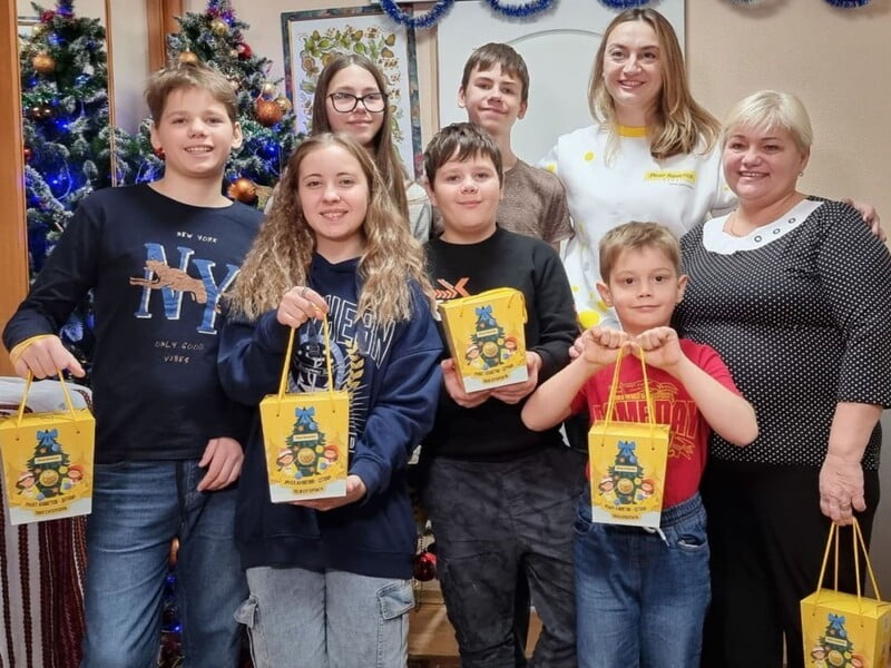 "Діти щороку чекають на це свято". Фонд Ріната Ахметова привітав із Новим роком вихованців дитбудинку сімейного типу в Києві