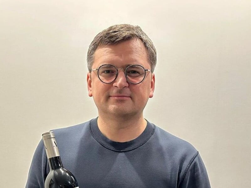 Хліб, чайник, посудомийна машина. Кулеба у шкарпетках засвітив інтер'єр своєї кухні. Він похвалився, як його вихованець виконує команди