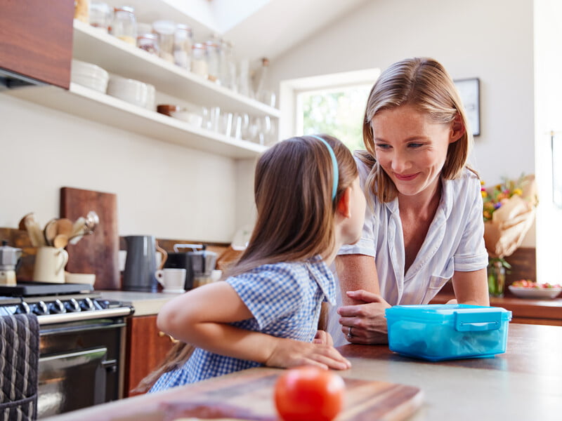 Яка їжа і скільки підійде для перекусу в школі. Дієтологиня назвала дев'ять варіантів, які можна покласти дитині в ланчбокс