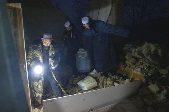 Потужний землетрус у Китаї: зростає кількість жертв та постраждалих