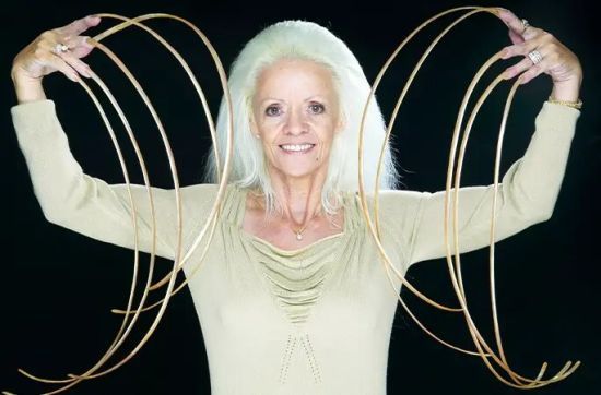 Померла ексрекордсменка з найдовших нігтів у світі – фото