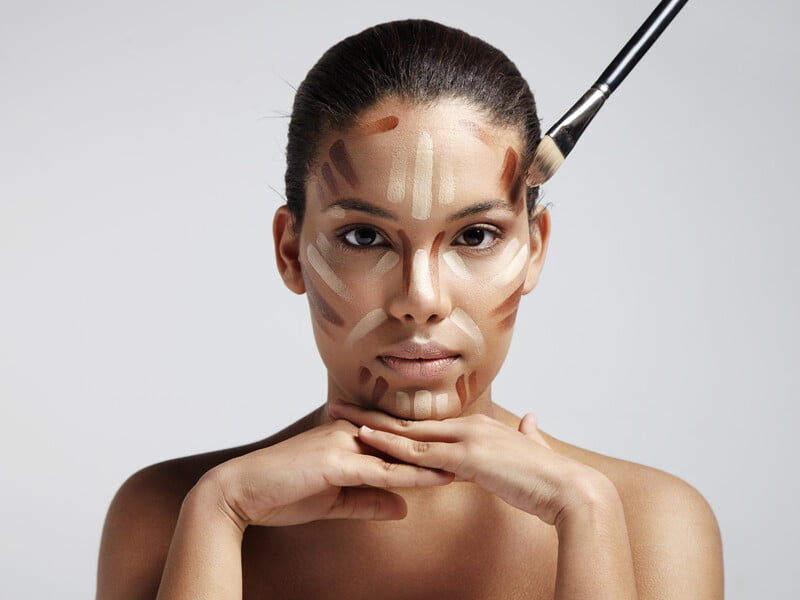 "Так фарбують у треш-салонах". Візажист розповів, які помилки в макіяжі можуть спотворити обличчя