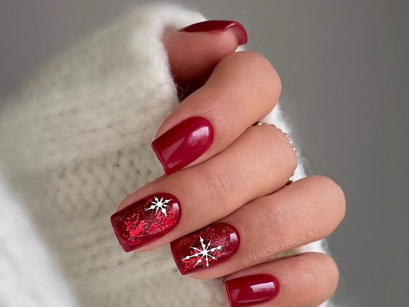 Простий дизайн різдвяного манікюру від польської майстрині. П’ять варіантів