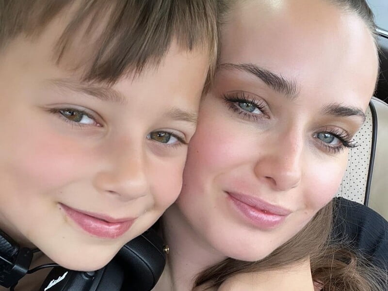 "Температура 40,3 °C". Мішина, яка полетіла в Таїланд, повідомила про хворобу сина