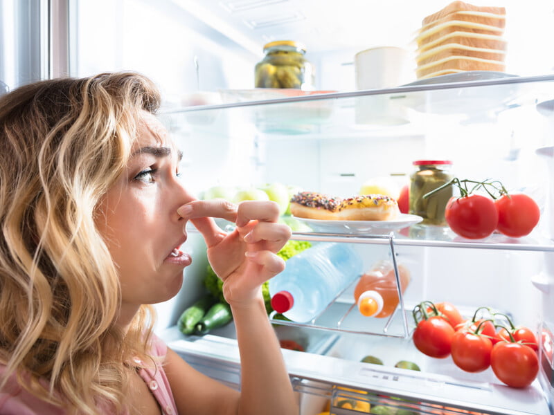 Залишіть це в холодильнику – і на ранок неприємні запахи зникнуть. Лайфхак