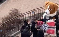 У Києві підлітки знімалися на тлі "пса Патрона" з прапором зі свастикою У Києві підлітки знімалися на тлі “пса Патрона” з прапором зі свастикою