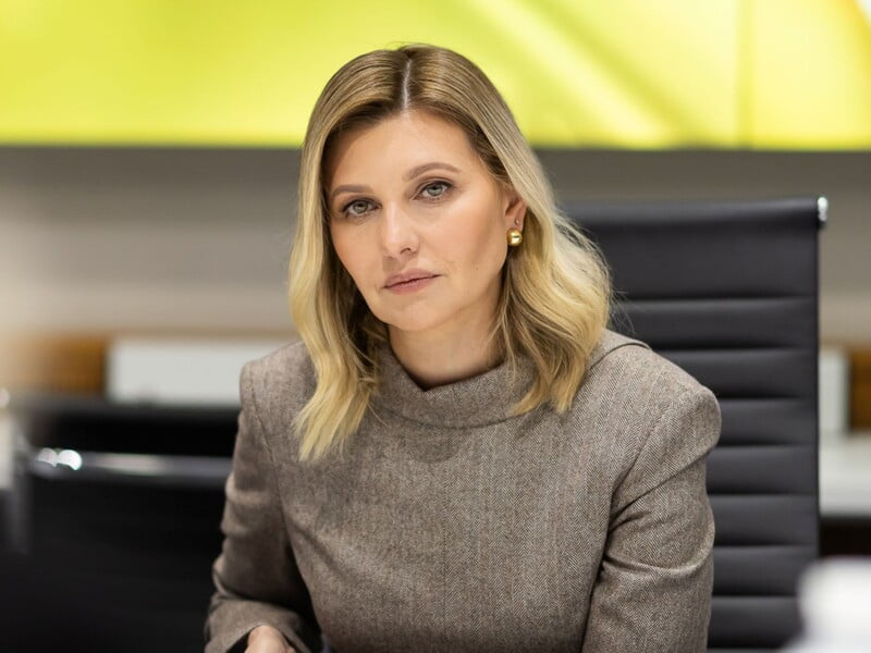 Перша леді України з'явилася на публіці в піджаку крою "задом наперед" – з лацканами на спині й розрізом спереду. Відео, фото