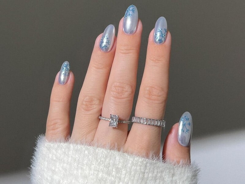 "Крижане задоволення". Як зробити зимовий сяючий манікюр. Відео