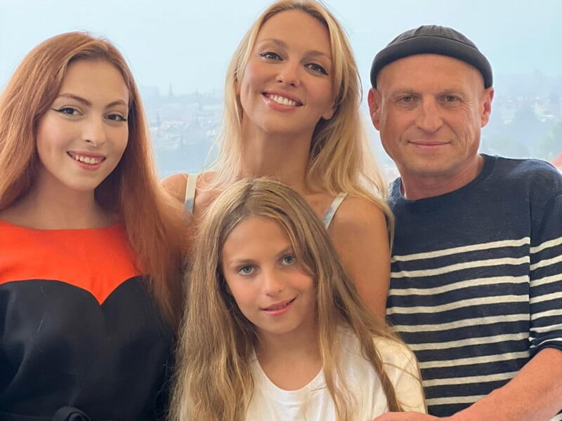 "Уся сім'я в зборі". Полякова показала відпочинок із чоловіком та дітьми у своєму заміському будинку. Відео "Уся сім'я в зборі". Полякова показала відпочинок із чоловіком та дітьми у своєму заміському будинку. Відео