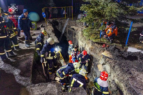 У Харкові рятувальники дістали тіла двох працівників газової служби з-під шару ґрунту (відео)