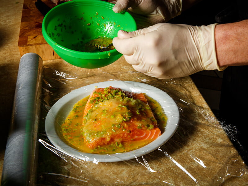 Це надасть рибі ніжного смаку. Перевірений лайфхак, як швидко і просто приготувати універсальний маринад