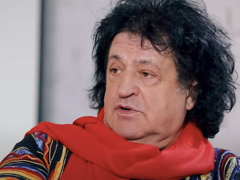 "Школа мені на ботинки виділила гроші. А вчителі пішли й пропили. Так я залишився без ботинків". Бобул розповів, як виживав після смерті батька "Школа мені на ботинки виділила гроші. А вчителі пішли й пропили. Так я залишився без ботинків". Бобул розповів, як виживав після смерті батька