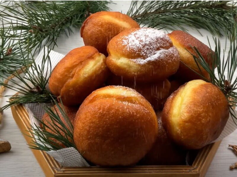 Досвідчена господиня показала, як приготувати смачні пампушки на яєчних жовтках із білими смужками посередині. Відео