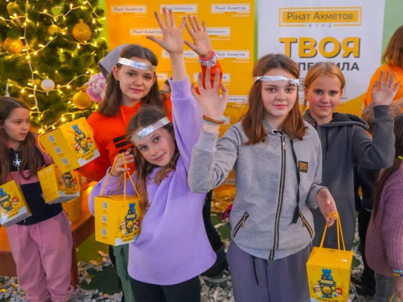 "Діти малюють мир". Фонд Ріната Ахметова привітав дітей-переселенців з міст Донецької області, які проживають у Хмельницькій області