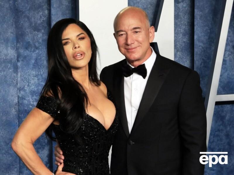 Кохана Безоса засвітила на яхті "фантастичні форми" в мереживному бікіні. Фото