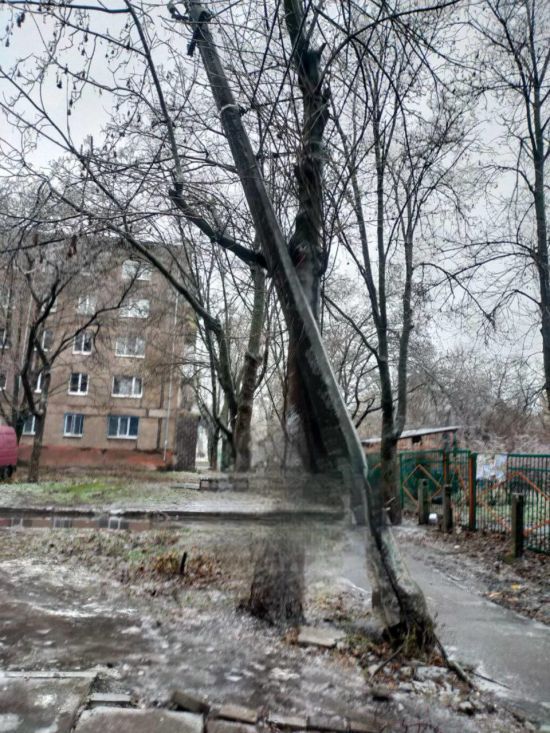 Суцільне "відновлення": у Маріуполі на вулицях обірвані кабелі й багнюка, але росіяни бездіють