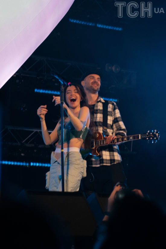 Надя Дорофєєва пристрасно поцілувала Мішу Кацуріна посеред свого концерту й заспівала з ним у дуеті