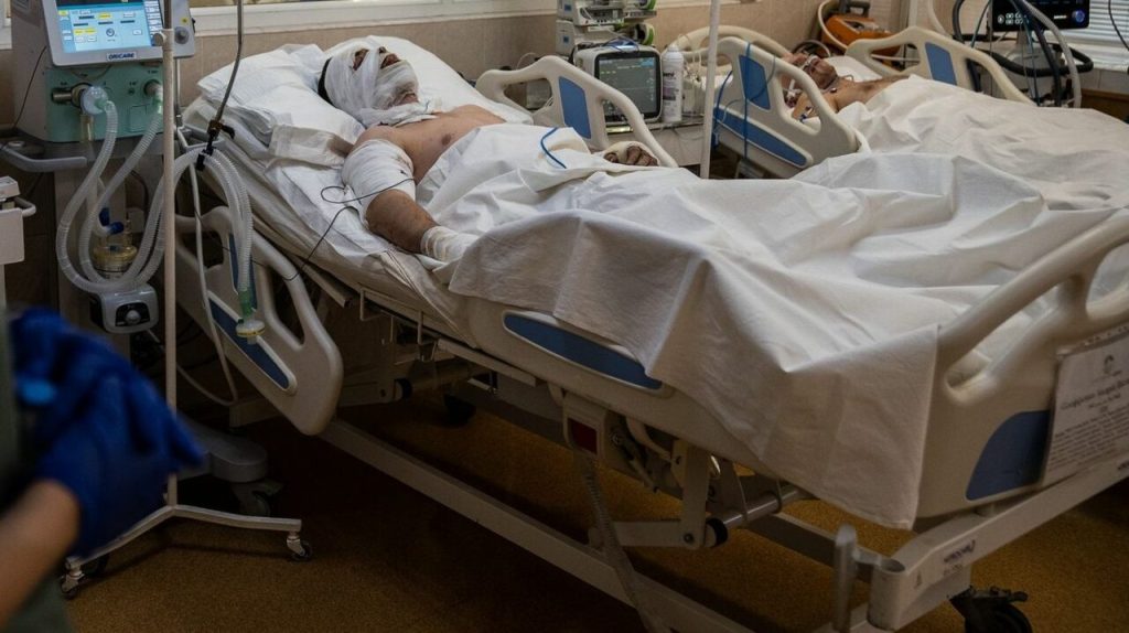 Уламок крізь серце та легеню: медики СБУ провели унікальну операцію в польових умовах