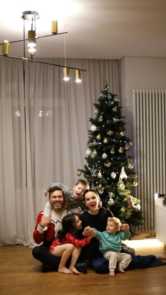 Дружина Тімура Мірошниченка розчулила, як 2-річний названий син наряджав свою першу ялинку