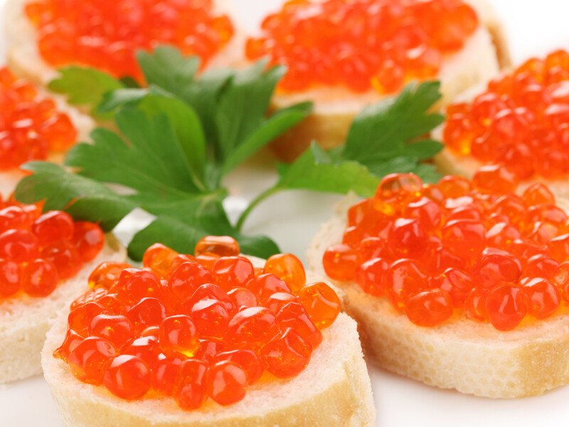 Як зробити канапе із червоною ікрою, щоб вона не скочувалася. Лайфхак
